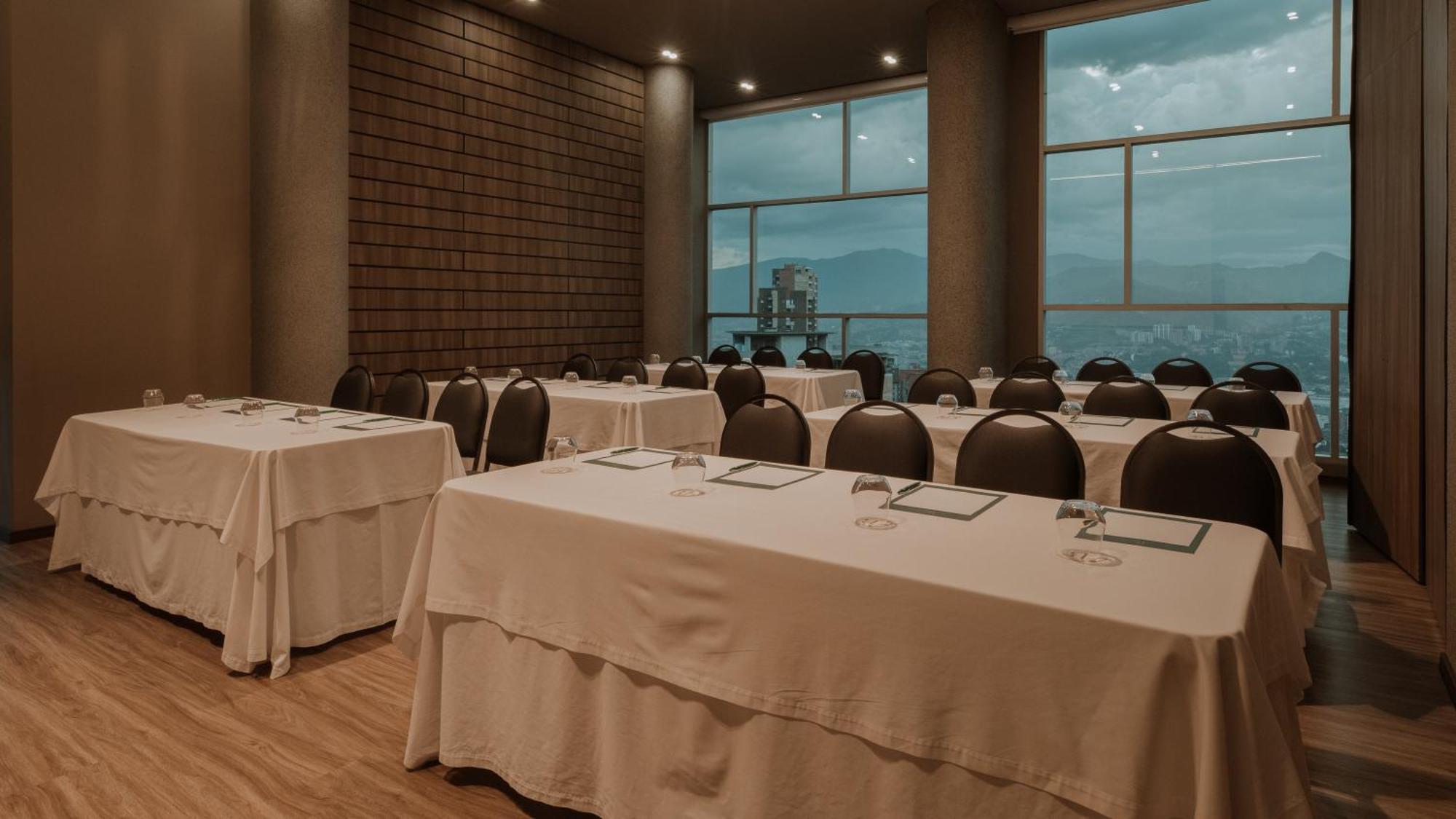 מדיין Binn Hotel מראה חיצוני תמונה